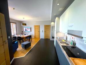 Kuchyňa alebo kuchynka v ubytovaní APARTAMENT z 3 SYPIALNIAMI PRZY PLAŻY