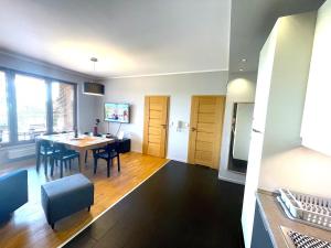 Kuchyňa alebo kuchynka v ubytovaní APARTAMENT z 3 SYPIALNIAMI PRZY PLAŻY