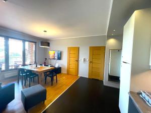 Televízia a/alebo spoločenská miestnosť v ubytovaní APARTAMENT z 3 SYPIALNIAMI PRZY PLAŻY