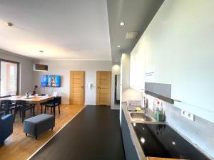 Kuchyňa alebo kuchynka v ubytovaní APARTAMENT z 3 SYPIALNIAMI PRZY PLAŻY