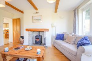 sala de estar con sofá y chimenea en Corfe Lodge, en Corfe Castle