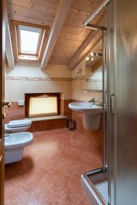 ein Badezimmer mit 2 WCs und einem Waschbecken in der Unterkunft Gemma Rentals in Garda