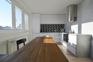 eine Küche mit einem langen Holztisch in einem Zimmer in der Unterkunft Apartmán Polygon in Valtice
