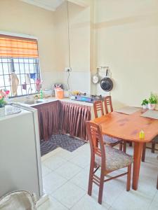 Nhà bếp/bếp nhỏ tại Yomie’s Homestay Murah Besut