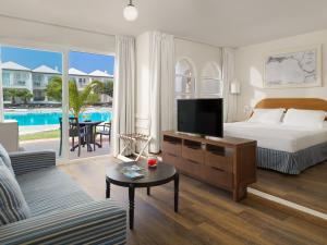 Posteľ alebo postele v izbe v ubytovaní H10 Ocean Suites