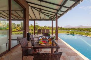 Πισίνα στο ή κοντά στο Casa del Verde by StayVista - Orchards oasis with a pool, Spacious lawn, Terrace & Indoor games