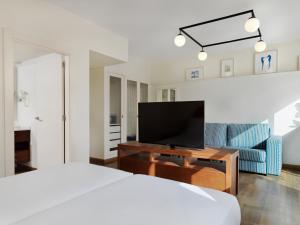 Televízia a/alebo spoločenská miestnosť v ubytovaní H10 Ocean Suites