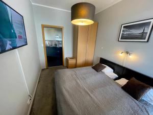 Posteľ alebo postele v izbe v ubytovaní APARTAMENT z 3 SYPIALNIAMI PRZY PLAŻY
