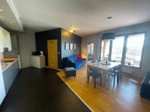 Kuchyňa alebo kuchynka v ubytovaní APARTAMENT z 3 SYPIALNIAMI PRZY PLAŻY