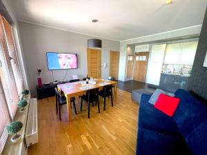 Televízia a/alebo spoločenská miestnosť v ubytovaní APARTAMENT z 3 SYPIALNIAMI PRZY PLAŻY
