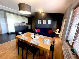 Kuchyňa alebo kuchynka v ubytovaní APARTAMENT z 3 SYPIALNIAMI PRZY PLAŻY