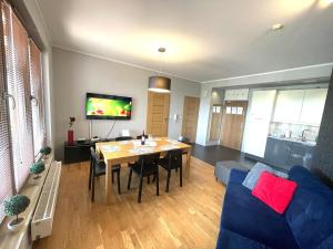 Televízia a/alebo spoločenská miestnosť v ubytovaní APARTAMENT z 3 SYPIALNIAMI PRZY PLAŻY