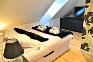 La Maison du Quai Triplex de charme 4 étoiles en hyper centre avec SPA tesisinde bir odada yatak veya yataklar
