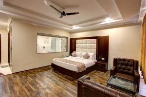 A bed or beds in a room at Regenta Place Green Leaf Manali- A Centrally Heated Resort