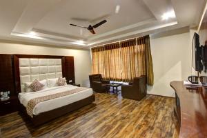A bed or beds in a room at Regenta Place Green Leaf Manali- A Centrally Heated Resort