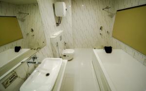 A bathroom at Regenta Place Green Leaf Manali- A Centrally Heated Resort