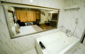 A bathroom at Regenta Place Green Leaf Manali- A Centrally Heated Resort