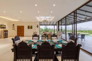 Χώρος καθιστικού στο Casa del Verde by StayVista - Orchards oasis with a pool, Spacious lawn, Terrace & Indoor games