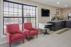 TV a/nebo společenská místnost v ubytování Econo Lodge Waco North I-35