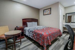 Postel nebo postele na pokoji v ubytování Econo Lodge Waco North I-35