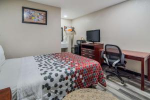 TV a/nebo společenská místnost v ubytování Econo Lodge Waco North I-35