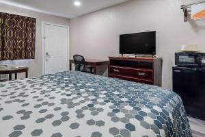 TV a/nebo společenská místnost v ubytování Econo Lodge Waco North I-35