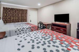 TV a/nebo společenská místnost v ubytování Econo Lodge Waco North I-35