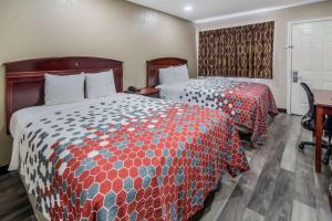 Postel nebo postele na pokoji v ubytování Econo Lodge Waco North I-35