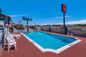 Bazén v ubytování Econo Lodge Waco North I-35 nebo v jeho okolí