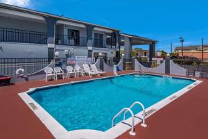 Bazén v ubytování Econo Lodge Waco North I-35 nebo v jeho okolí