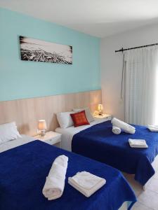 1 dormitorio con 2 camas y toallas. en Kassandros Studios - Hanioti Halkidiki en Hanioti