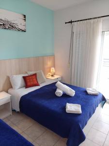 1 dormitorio con 1 cama con toallas en Kassandros Studios - Hanioti Halkidiki en Hanioti