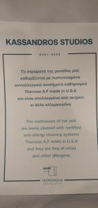 una señal para los kassamosstudios con una foto de un documento en Kassandros Studios - Hanioti Halkidiki en Hanioti