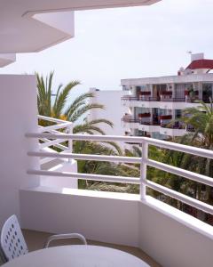 Een balkon of terras bij Apartamentos Llobet Ibiza