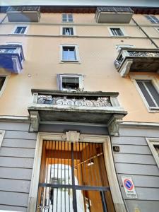 un bâtiment avec un balcon au-dessus d'une porte dans l'établissement IMHOME - Ripamonti, à Milan