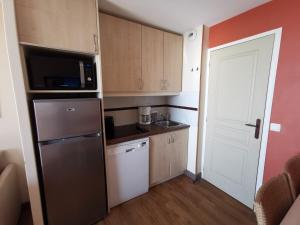 een kleine keuken met een koelkast en een magnetron bij Cannes Villa Francia appartement 7 personnes climatisé in Cannes