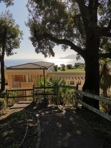 een huis met een boom en een hek bij Cannes Villa Francia appartement 7 personnes climatisé in Cannes