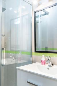 a bathroom with a sink and a glass shower at Céntrico y tranquilo apartamento Realejo in Granada