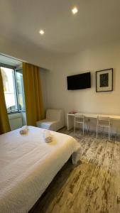 ローマにあるMoshi Moshiのベッドルーム1室(ベッド1台、壁掛けテレビ付)