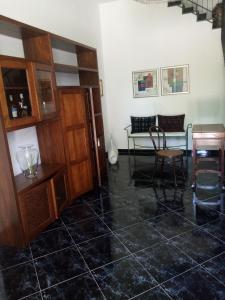 ein Wohnzimmer mit einem Tisch und einem Sofa in der Unterkunft Mamena in Paestum