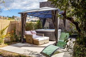 Gallery image of Holiday House 4 Season with jacuzzi, sauna and BBQ in Pazin