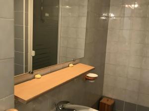a bathroom with a sink and a mirror at Appartement Villard-de-Lans, 2 pièces, 5 personnes - FR-1-515-45 in Villard-de-Lans