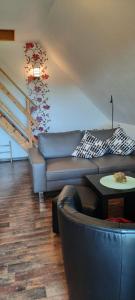 un soggiorno con divano e tavolo di Ferienwohnung Wikingerland a Langballig