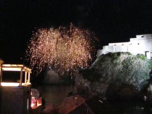 un espectáculo de fuegos artificiales frente a un castillo por la noche en Rooms Lovrijenac, en Dubrovnik