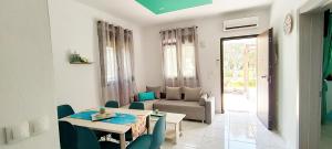 uma sala de estar com uma mesa e um sofá em Chrisella Villa em Skala Rachoniou