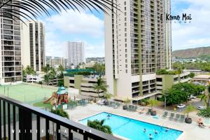 Vaizdas į baseiną apgyvendinimo įstaigoje A Block away to Waikiki Beach/Pool/Free Parking arba netoliese