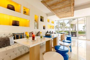 Ruang duduk di Sealine Beach, a Murwab Resort