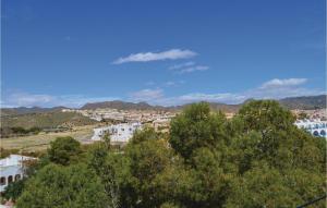 マサロンにあるNice Apartment In Mazarrón With Wifiの山を背景にした町の景色