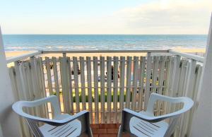 two chairs sitting on a balcony overlooking the ocean at Hotel Centrale in Milano Marittima