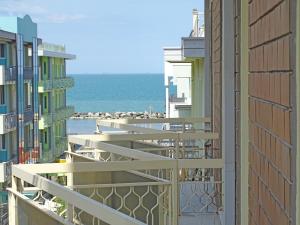 ベッラーリア・イジェア・マリーナにあるResidence & Suitesの建物のバルコニーから海の景色を望めます。